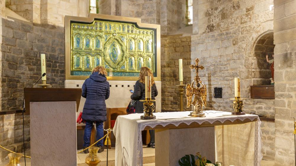 Dos mujeres de espalda contemplando el retablo de San Miguel de Aralar